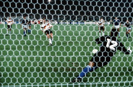 Legendär: Andreas Brehme verwandelt den Elfmeter zum 1:0-Endstand im WM-Finale 1990 gegen Argentinien. Foto: Archiv/Pressefoto Baumann