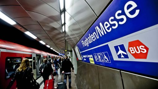 Wer mit der S-Bahn zum Flughafen kommt, startet am günstigsten in den Urlaub. Foto: Leif /iechowski
