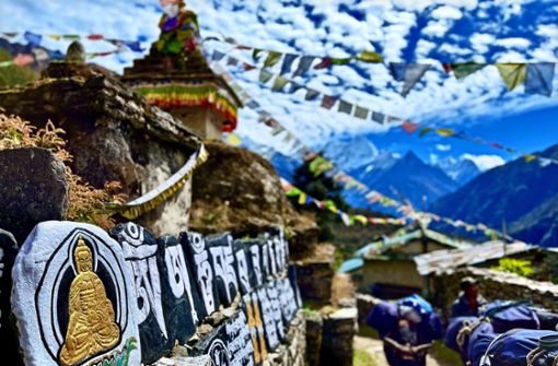 Auf dem Weg durch den Himalaja begleiten die Wanderer überall Gebetstafeln. Foto: Manfred Mauermann