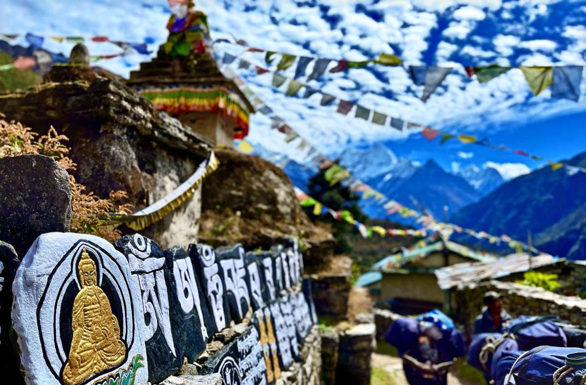 Auf dem Weg durch den Himalaja begleiten die Wanderer überall Gebetstafeln.