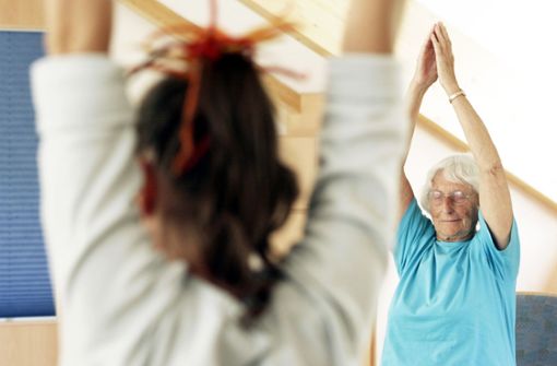 Bewegung im Alter hält gesund: Dafür braucht es entsprechende Sportangebote für Senioren. Foto: Keystone/Zick, Jochen
