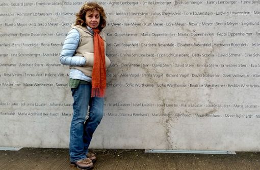 2018 besucht Eleanor Reissa die Heimatstadt ihre Vaters. In der Stuttgarter Gedenkstätte Nordbahnhof  findet sie auch die Namen ihrer Halbschwester Frida und der ersten Frau ihres Vaters. Foto: /Hilke Lorenz