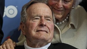 Der Gesundheitszustand des ehemaligen US-Präsidenten George Bush Senior hat sich weiter gebessert. Der 88-Jährige wurde von der Intensivstation in ein normales Krankenzimmer verlegt. Foto: AP