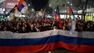 Hunderte pro-russische Demonstranten ziehen durch Belgrad