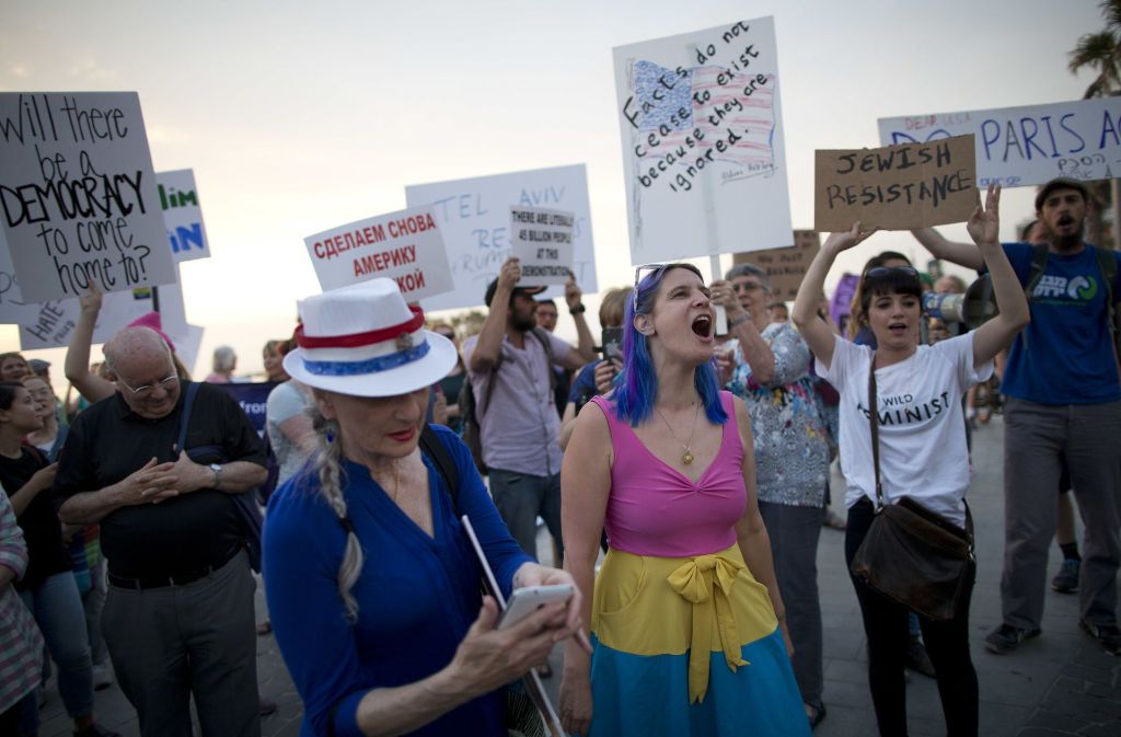 Während seines Auslandsbesuch in Israel haben in vor der US-Botschaft in Tel Aviv zahlreiche Menschen demonstriert. Foto: AP