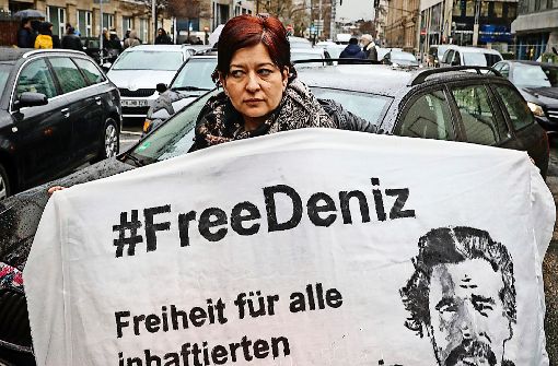 Deniz Yücels Schwester Ilkay  hält   in Frankfurt am Main zu Beginn eines Autokorsos ein Plakat mit dem Konterfei ihres Bruders in den Händen. Foto: dpa