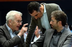 Winfried Kretschmann beim Landesparteitag der Grünen mit Cem Özdemir und Boris Palmer (von links). Kretschmann ist mit einer Kampagne der JU gar nicht einverstanden. (Archivfoto) Foto: dpa