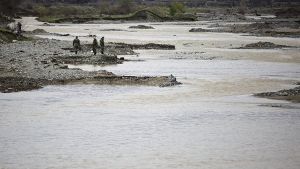 Soldaten suchen im Fluss Suva Reka nach weiteren Ertrunkenen. Foto: AP