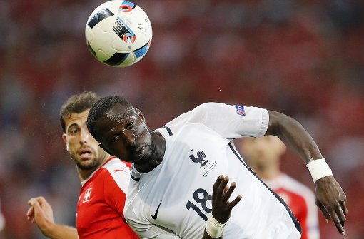 Frankreichs Moussa Sissoko köpft den Ball während des Spiels gegen die Schweiz. Foto: AP