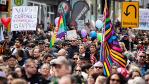 Am Ostersamstag hatten Anhänger der Querdenker-Bewegung in Stuttgart demonstriert – das hätte nicht genehmigt werden dürfen, sagen Remsecker Eltern. Foto: dpa/Christoph Schmidt