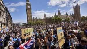 Tausende protestieren in London gegen den Brexit. Bloggerin Jasmin Arensmeier lebt in London und beschreibt ihre Erlebnisse als Deutsche nach dem Votum der Briten. Foto: AFP