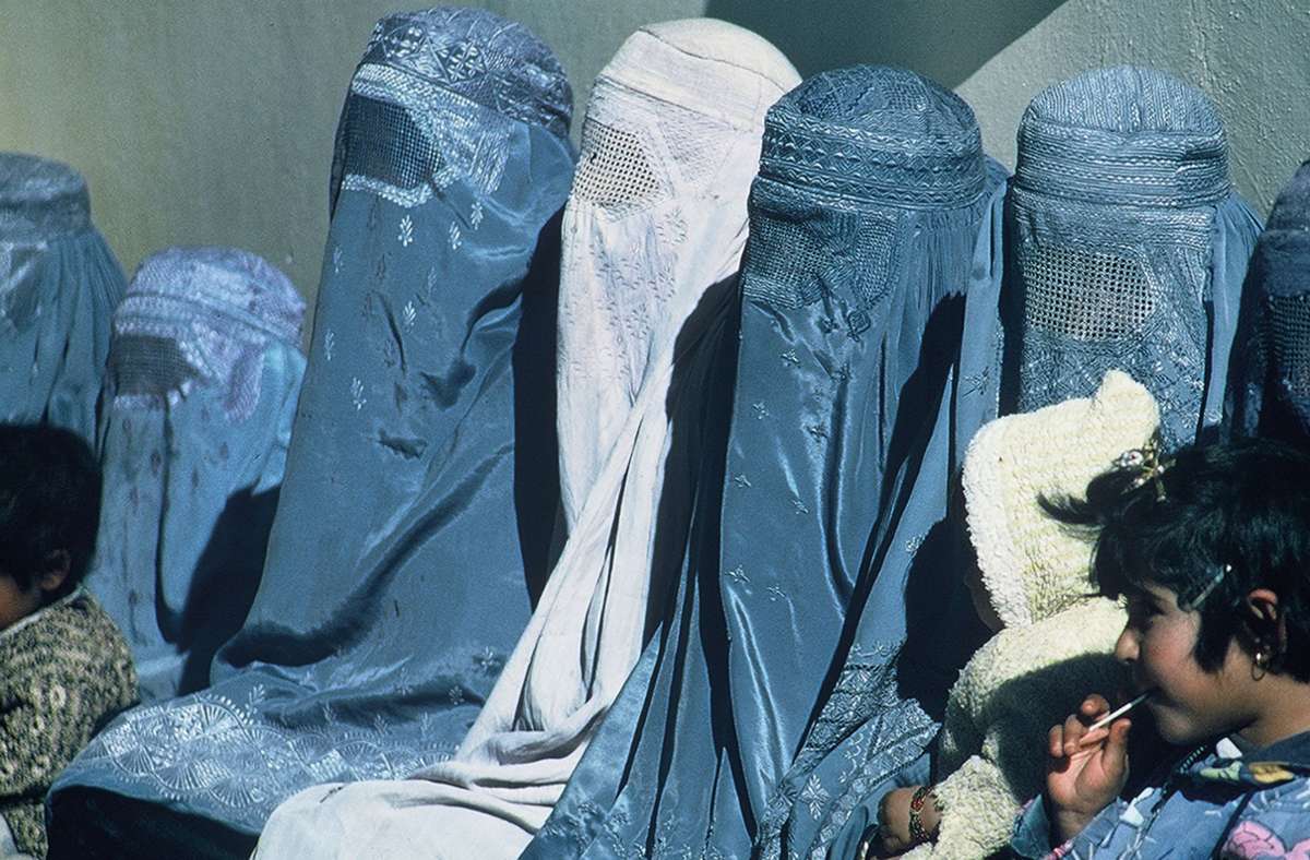Afghanische Frauen und Kinder warten vor einer Klinik, Afghanistan 2003