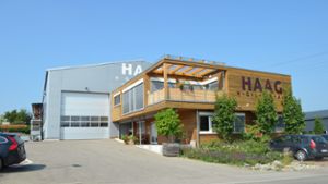 Das Bürogebäude von Holzbau Haag nutzt Regenwasser und Solarstrom. Foto: Tanja Schaaf