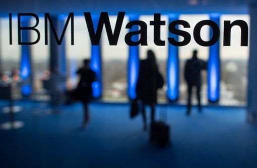 Der Schriftzug „IBM Watson“ ist an einer Glasscheibe in den Räumen von IBM in den Highlight Towers in München  zu sehen. Der IT-Riese IBM eröffnete in den Highlight Towers seine weltweite Zentrale für den Geschäftsbereich „Watson IoT“ (Internet of Things). Foto: dpa