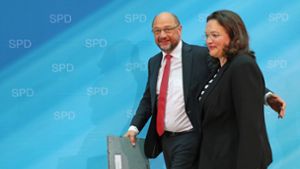 Hier geht’s lang: SPD-Chef Martin Schulz überlässt nach der Wahlniederlage Andrea Nahles den Fraktionssitz und verschafft sich auf diese Weise zumindest Zeit. Foto: dpa