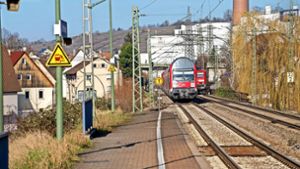 Die Bahnstrecke durch Walheim: Eine Lärmschutzwand soll den Krach der Züge eindämmen, ist aber heftig umstritten. Foto: factum/Weise