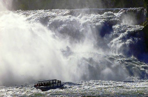 Im Boot kommt man ganz nah ran: Der Rheinfall ist eine touristische Attraktion ersten Ranges, besonders während der Schneeschmelze Foto: dpa