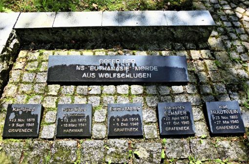 Eine Gedenkstätte auf dem Waldfriedhof erinnert an die vier Opfer der NS-„Euthanasie“-Morde. Sie ist vor vier Jahren eingeweiht worden. Foto: Kaßberger