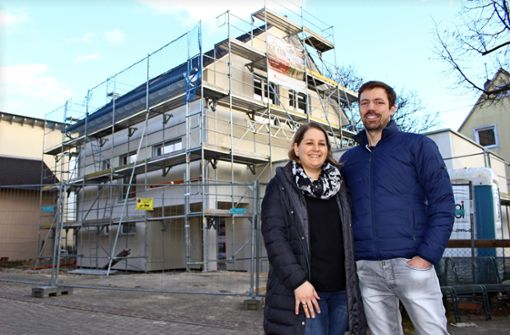 Michaela und Benjamin Kemmer freuen sich jetzt schon auf die erste Heizungsrechnung im neuen Heim. Foto: Caroline Holowiecki