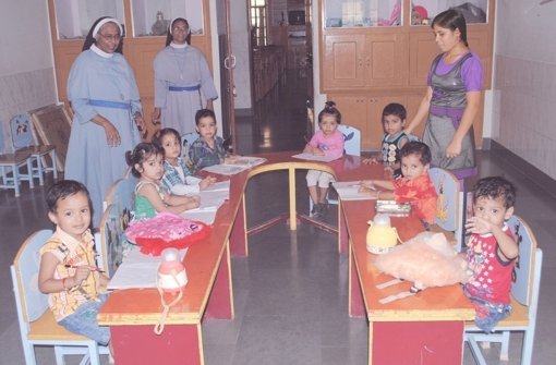 Dank der Spende aus Sillenbuch können die Kinder an der St. Mary’s Play School Ganganagar nun an einem Tisch essen. Foto: privat
