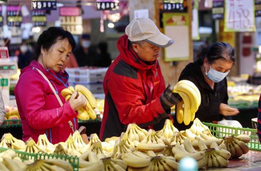 Kritischer Blick am Marktstand: Für viele Chinesen sieht die Zukunft nicht rosig aus. Foto: AFP