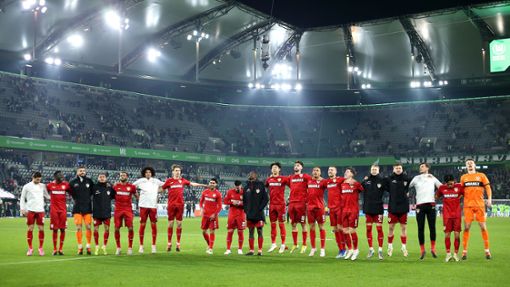 Geschlossene Einheit: die VfB-Mannschaft feiert in Wolfsburg vor den vielen Stuttgarter Zuschauern den Erfolg. Foto: Baumann/Cathrin Müller