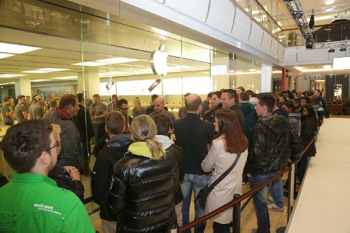 Anstehen für das neue iPhone 6S: Im Breuningerland in Sindelfingen hatte sich am Freitagmorgen schon lange vor der Ladenöffnung eine Menschenschlange gebildet. Foto: www.7aktuell.de | Jonas Oswald