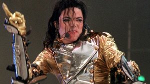 Zu Lebzeiten hatte Popstar Michael Jackson immer wieder Geldprobleme und war mit Zahlungen in Verzug. Der im Juni 2009 im Alter von 50 Jahren gestorbene Sänger ist wieder der Spitzenverdiener unter den toten Stars. 140 Millionen Dollar brachte er seinen Erben zwischen Oktober 2013 und Oktober 2014. Foto: dpa