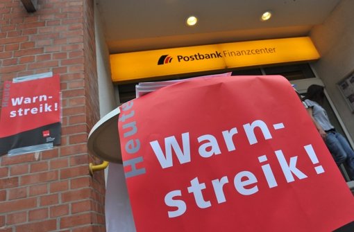 Warnstreik-Plakate hängen in Berlin an einer Filiale der Postbank im Stadtteil Tegel. In Baden-Württemberg war nur eine Filiale in Esslingen betroffen. Foto: dpa