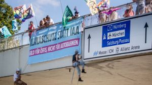 Abseilaktion von IAA-Gegner sorgt für Stau in München