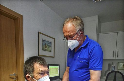 Der Arzt Manfred Frenzel impft in seiner Oberstenfelder Praxis. Foto: avanti/Ralf Poller