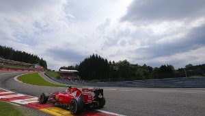 Vettel platzt der Reifen – und der Kragen