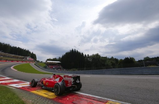 Dunkle Wolken über Sebastian Vettel: In Spa lief es bei dem Ferrari-Piloten alles andere als rund Foto: dpa