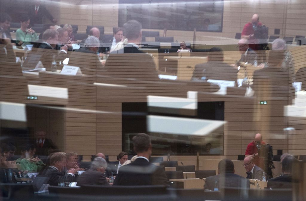 Der NSU-Untersuchungsausschuß im Spiegel der Glasscheiben des Landtagsgebäudes Foto: dpa