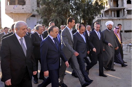Präsident Baschar al-Assad (Mitte) zeigte sich am Montag öffentlich auf dem Weg zum Gebet. Foto: DPA