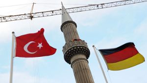 Bei dem Bau einer Moschee in Kassel 2009 wehten eine türkische und eine deutsche Fahne nebeneinander.Bei dem Bau einer Moschee in Kassel 2009 wehten eine türkische und eine deutsche Fahne nebeneinander. Foto: dpa