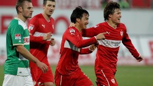 Der VfB Stuttgart siegte dank eines Tores von Shinji Okazaki(Mitte) bei Greuther Fürth mit 1:0. Foto: dpa