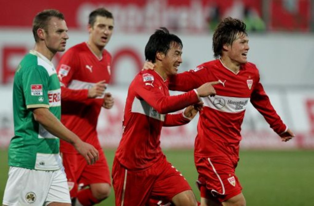 Der VfB Stuttgart siegte dank eines Tores von Shinji Okazaki(Mitte) bei Greuther Fürth mit 1:0.