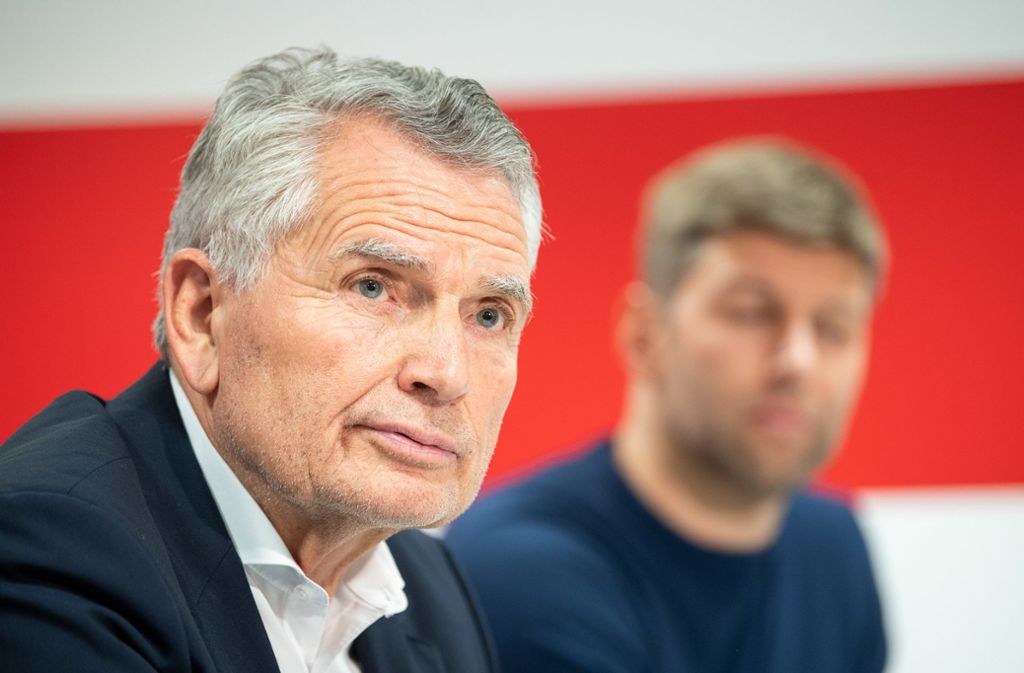 Thomas Hitzlsperger (im Hintergrund) ist der dritte Sportvorstand, mit dem Präsident Wolfgang Dietrich beim VfB Stuttgart zusammenarbeitet. Foto: dpa