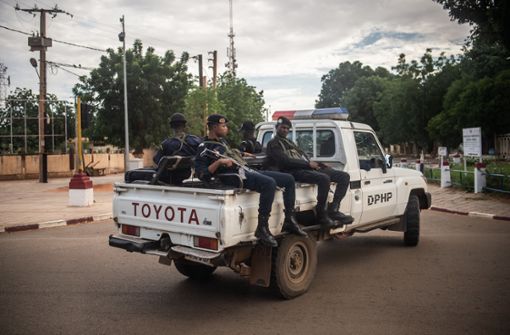 Niger, Niamey: Bewaffnete Polizisten sitzen auf einem Toyota-Pickup in der Hauptstadt der Republik Niger. Foto: dpa/Arne Immanuel Bänsch