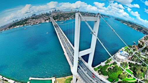 Bosporus-Brücke: Die Fahrtrichtung der Hauptspuren kann wechseln, wegen des Berufsverkehrs führen an Werktagen morgens vier von Ost nach West, abends vier in umgekehrter Richtung. Foto: Imago/Benis Arapovic