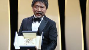 Der Japaner Kore-Eda Hirokazu freut sich über die Auszeichnung. Foto: AFP