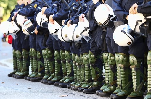 Polizisten kurz vor einem Einsatz in Freiburg Foto: dpa