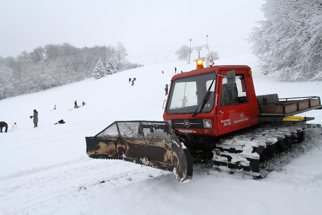 Das Skizentrum Pfulb im Lenninger Ortsteil Schopfloch im Kreis Esslingen nimmt nach dem plötzlichen Wintereinbruch bereits am Samstag die Skilifte in Betrieb.