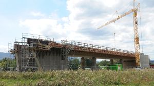 Für die ICE-Neubaustrecke Stuttgart-Ulm wird an einer neuen Eisenbahnbrücke bei Aichelberg gebaut (Bild vom 29.08.2011). Foto: dpa