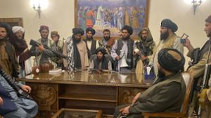 Taliban-Kämpfer sitzen in einem Raum des Präsidentenpalastes (Archivbild) Foto: dpa/Zabi Karimi
