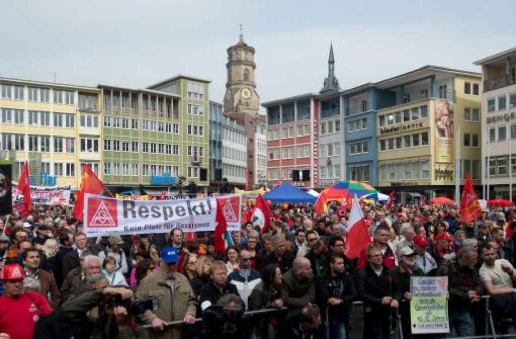 Weniger Leiharbeit, höhere Renten und ein flächendeckender Mindestlohn: So lauten die Kernforderungen bei vielen Mai-Kundgebungen in Baden-Württemberg. In der Stuttgarter Innenstadt demonstrieren rund 5000 Menschen.