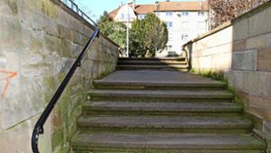 Eine steile Treppe führt von der Großglocknerstraße zum Alten Friedhof. Am oberen Absatz fehlt ein Geländer. Foto: Mathias Kuhn