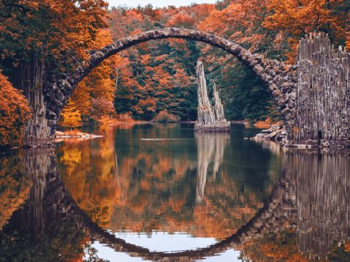 Nicht nur im Herbst ein schöner Anblick: die Rakotzbrücke in Sachsen. Foto: DaLiu/Shutterstock.com