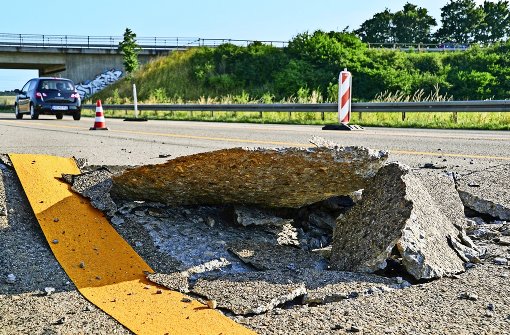 Aufgeplatzter Beton auf Autobahnen kann lebensgefährlich sein. Foto: dpa
